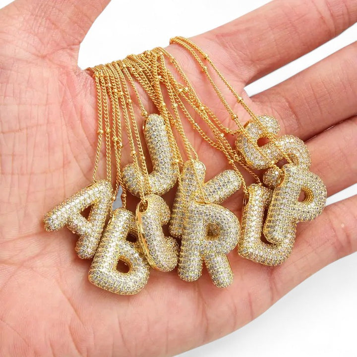 Collier avec pendentifs en lettres bulles initiales