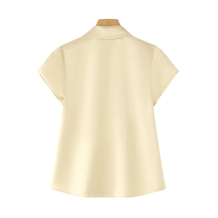 Olivia | Blouse en satin à boutons avec finition de col doux