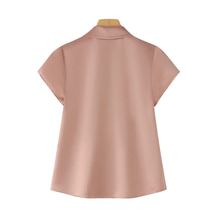Olivia | Blouse en satin à boutons avec finition de col doux