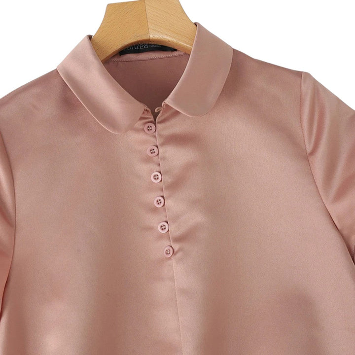 Olivia | Blouse en satin à boutons avec finition de col doux
