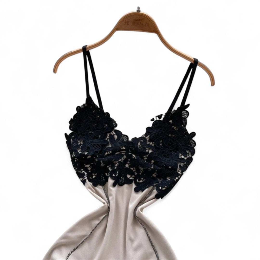 Élise | Robe en satin avec dentelle florale noire