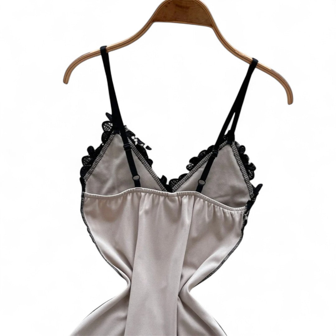 Élise | Robe en satin avec dentelle florale noire