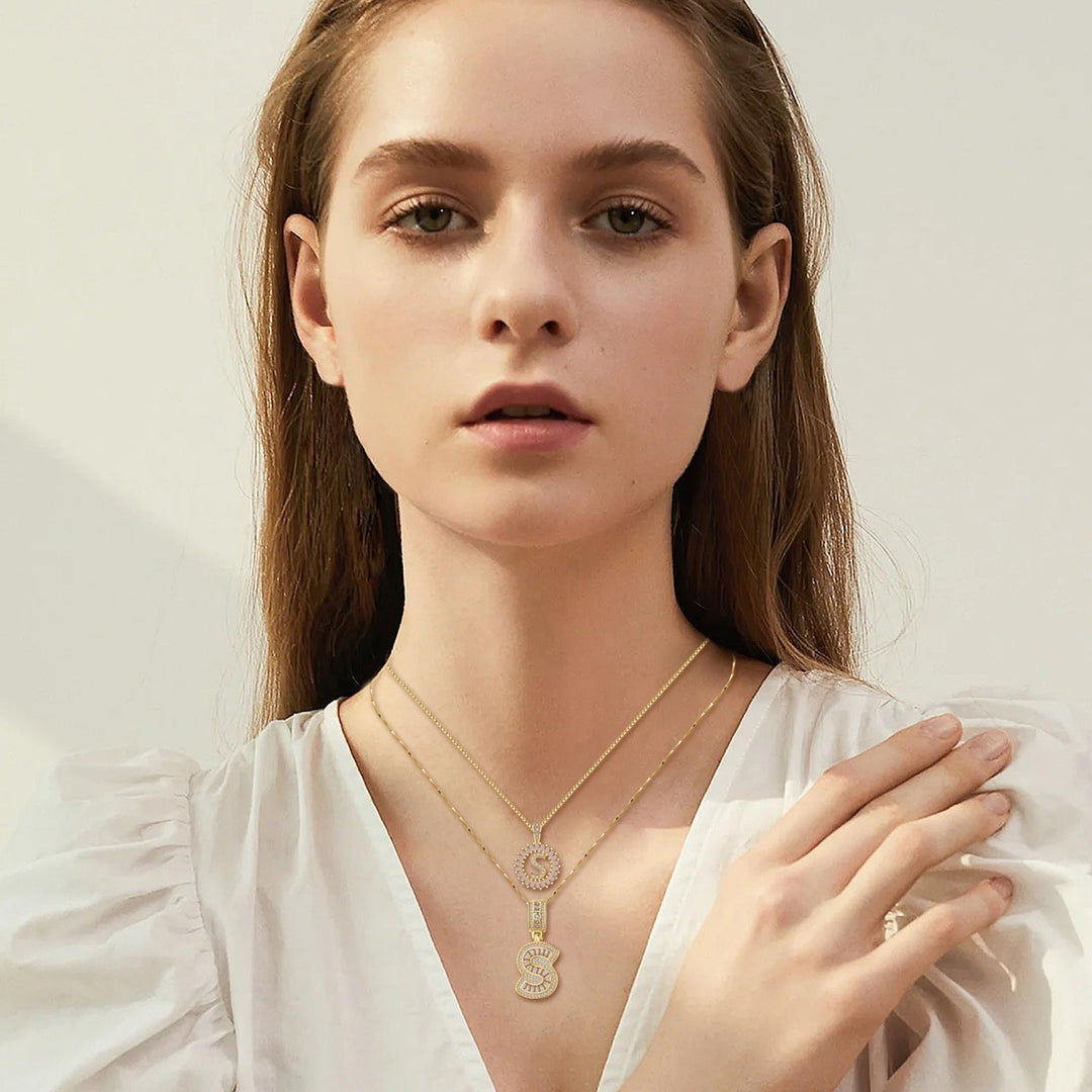 Collier avec initiale en moissanite