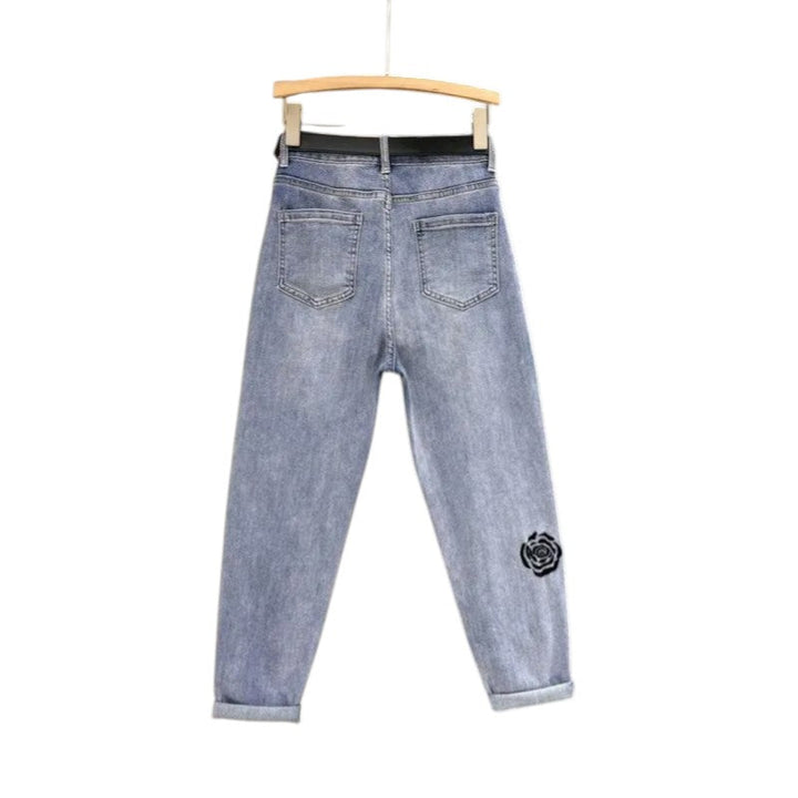 Jeans droits à taille haute Chloe avec broderie de roses