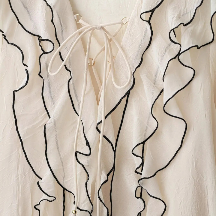Isla | Blouse crème avec finition à volants contrastés