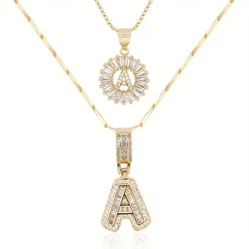 Collier avec initiale en moissanite